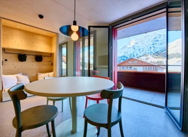 Gemütliches Hotelzimmer mit Balkon und traumhaftem Blick auf Adelboden