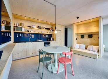 Voll ausgestattete Küchenzeile und gemütlicher Wohnbereich im Apartment in Adelboden