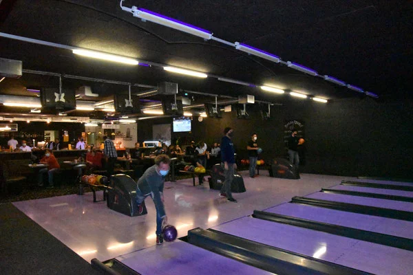 Gäste beim Bowling in einer nahegelegenen Sportarena unweit des Apart Hotels