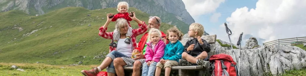 Familie beim Wandern in den Bergen von Adelboden