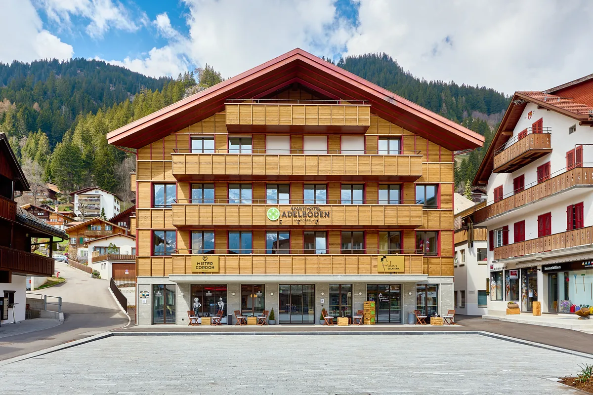 Aussenansicht des Apart Hotel Adelboden direkt im Dorfzentrum